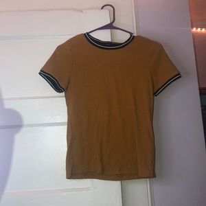 t-shirt with lining on the sleeves and neckline